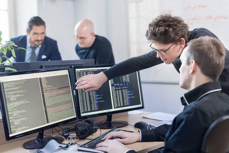 在台式计算机上工作的软件开发人员照片